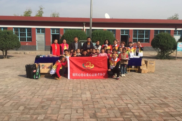 银川心连心志愿者协会与学生合影留念.jpg