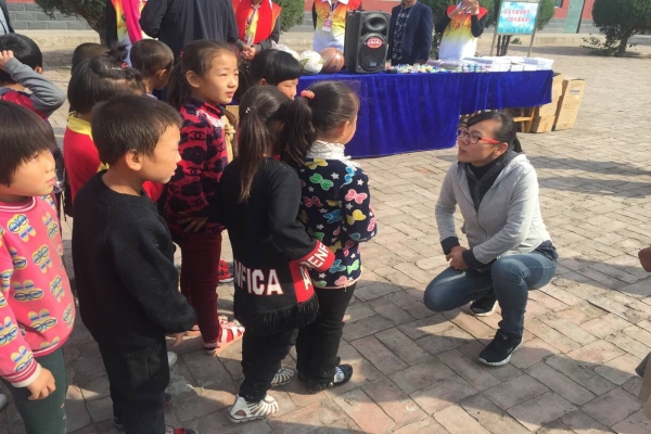 志愿者在活动前和小学生交流.jpg