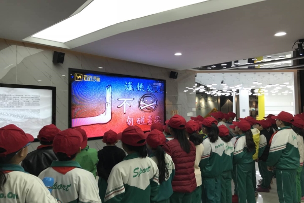 学生观看禁毒宣传片.jpg
