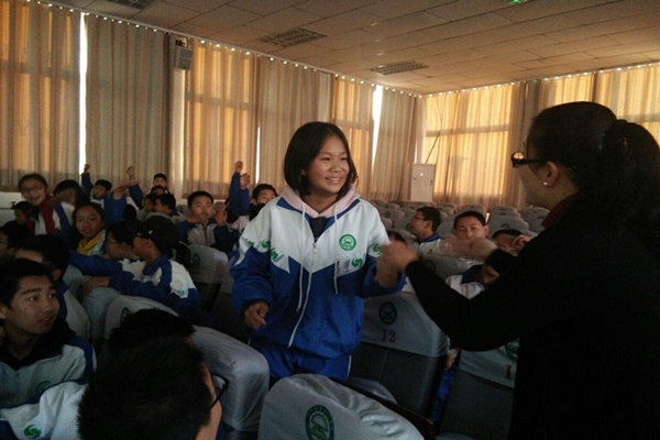 王义红老师和同学们互动.jpg