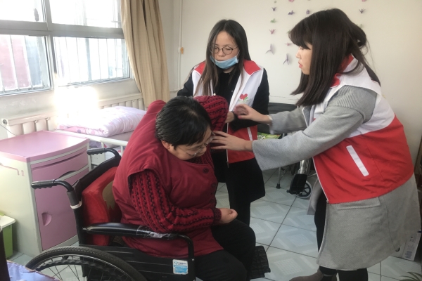 志愿者帮助老人穿衣服.JPG